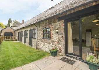 The Old Stables Holiday Barn  - Winterborne Stickland, 