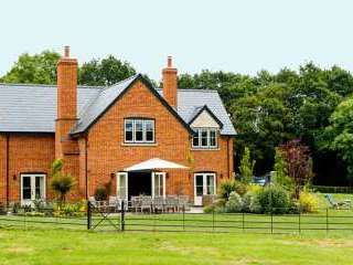 Sleeps 10+1, High Standard House with large garden and shared games room and downstairs bedroom and wet room, Herefordshire,  England